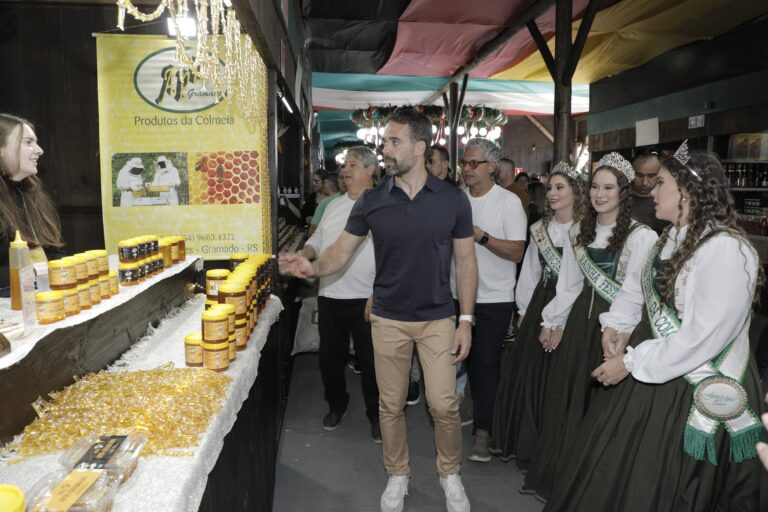 Governador Eduardo Leite visita a Festa da Colônia