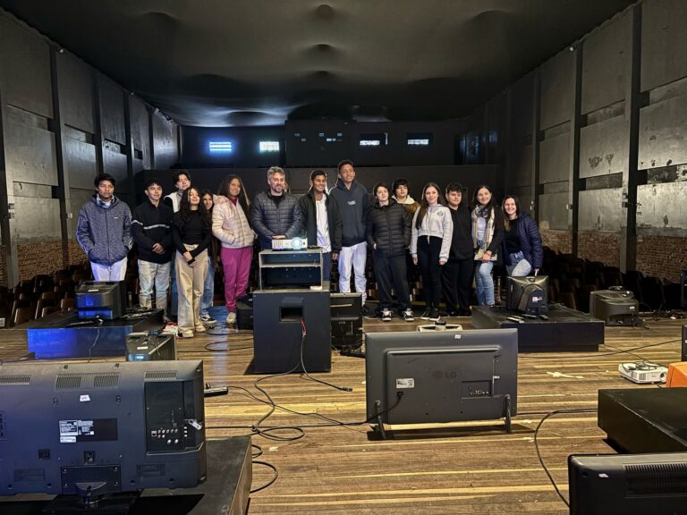 Alunos da Escola Cônego João Marchesi visitaram exposição no Canela Light Fest