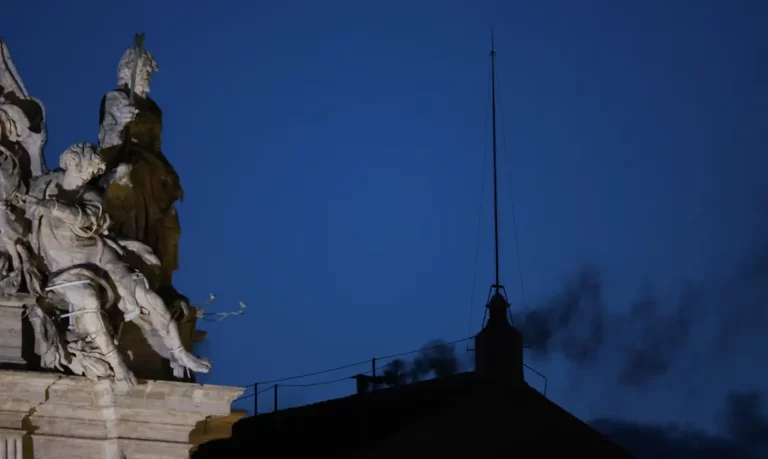 Fumaça preta: cardeais ainda não escolheram papa