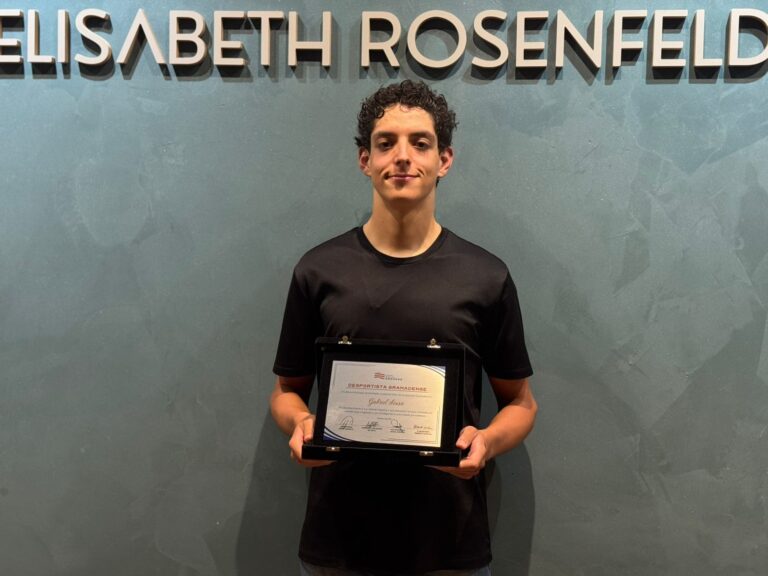 Gabriel Souza é homenageado pela Câmara de Gramado