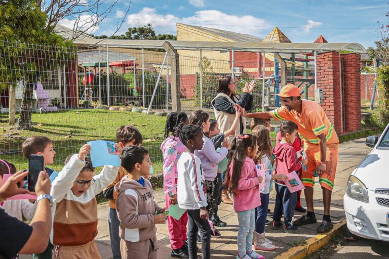 Alunos das Escolas de Canela realizam homenagem ao Dia do Gari