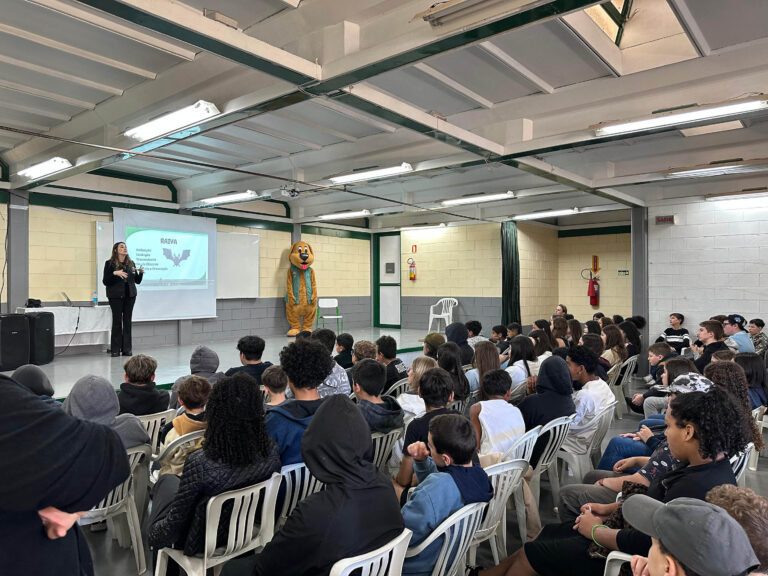 Unidade Móvel de Castração atende no bairro Moura