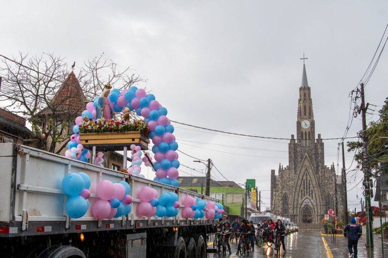 Romarias movimentam milhares de fiéis em Canela
