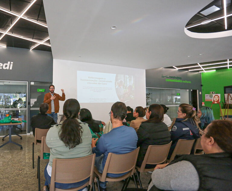 Semana da Enfermagem começa com palestra sobre humanização