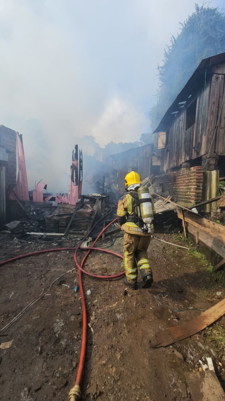 Casa é completamente destruída em incêndio, no bairro Canelinha