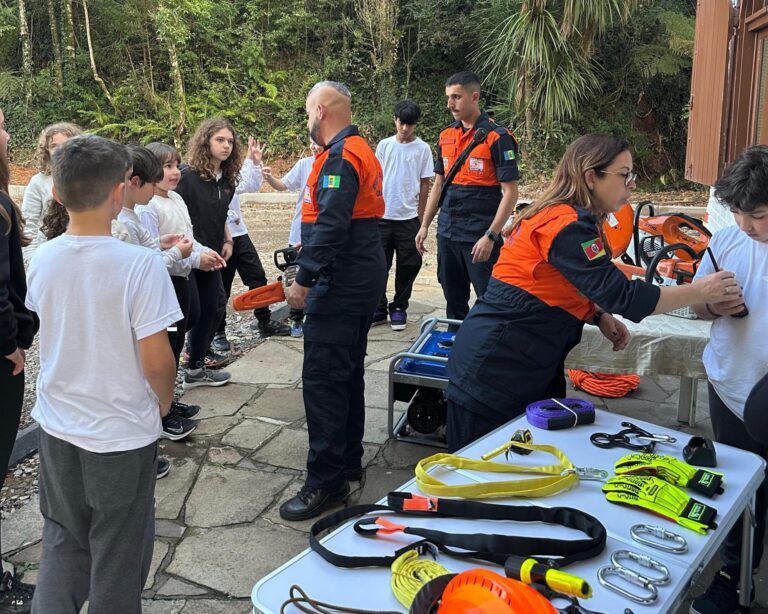 Alunos do Projeto Bombeiros Mirins visitam a Defesa Civil de Gramado