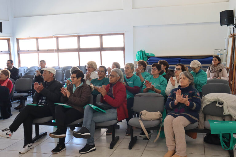 Palestra alerta sobre golpes e violência contra a pessoa idosa em Gramado