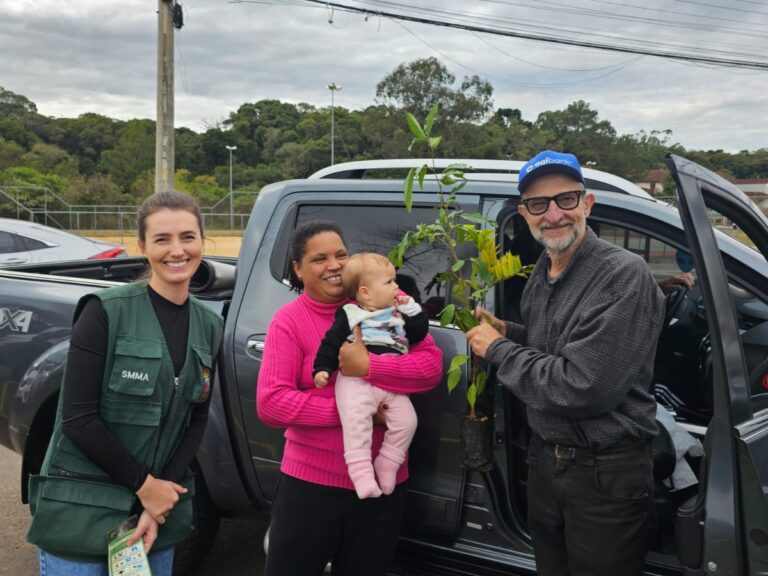 Mais de 300 mudas são distribuídas em pedágio ecológico