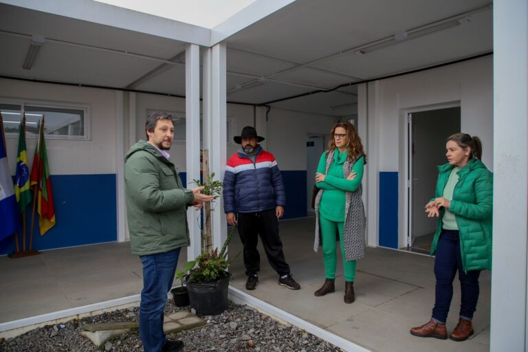Prefeito acompanha obras de melhorias na Escola Noeli Azevedo