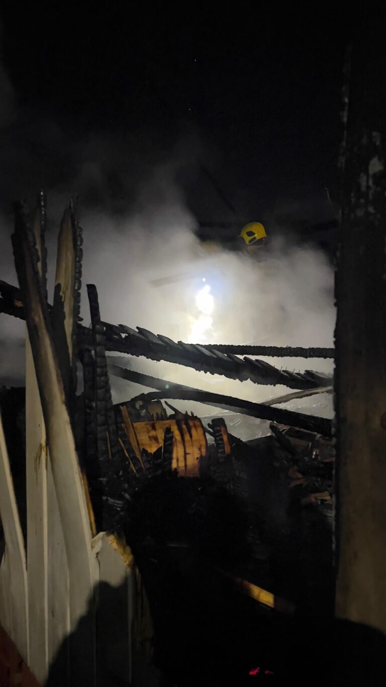 Incêndio destrói residência e veículo no bairro Boeira, em Canela