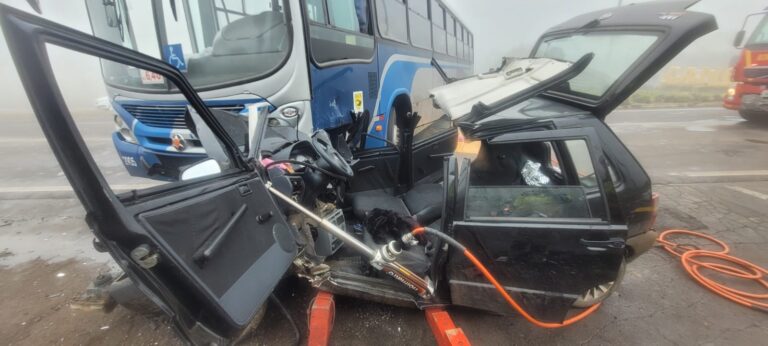 Mulher fica gravemente ferida em colisão entre carro e ônibus na ERS-235, em Canela