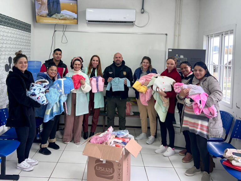 Polícia Civil realiza doação de agasalhos para recém-nascidos em Canela