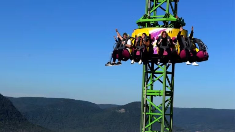 Adolescente que caiu de brinquedo em parque de diversões de Canela recebe alta