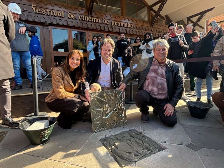 Placa de Vera Fischer e outros artistas são inauguradas na Calçada da Fama de Gramado