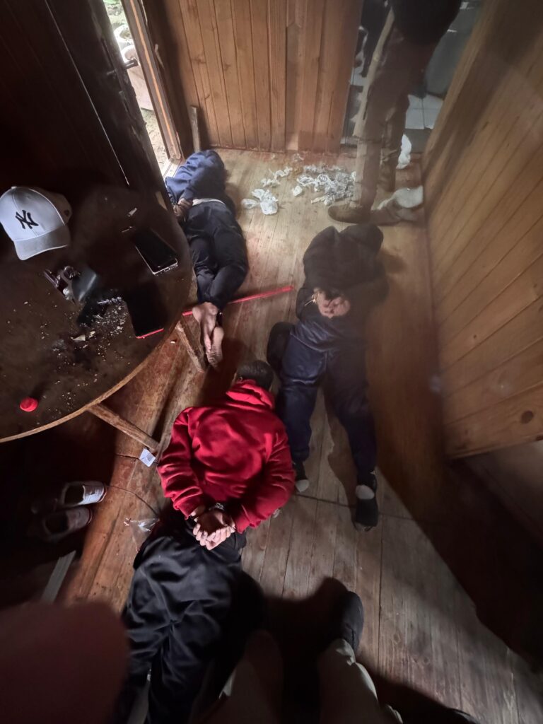 FOTOS: Apreendida grande quantidade de drogas e quatro são presos em flagrante