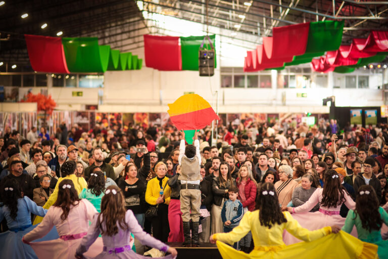 Festa do Pinhão reúne 40 mil pessoas e distribui 6 toneladas de pinhão em São Francisco de Paula