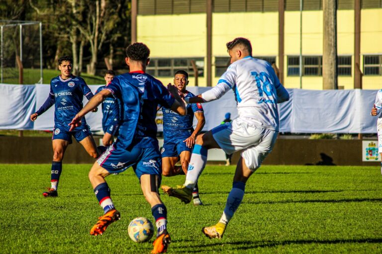 Empate com polêmica de arbitragem