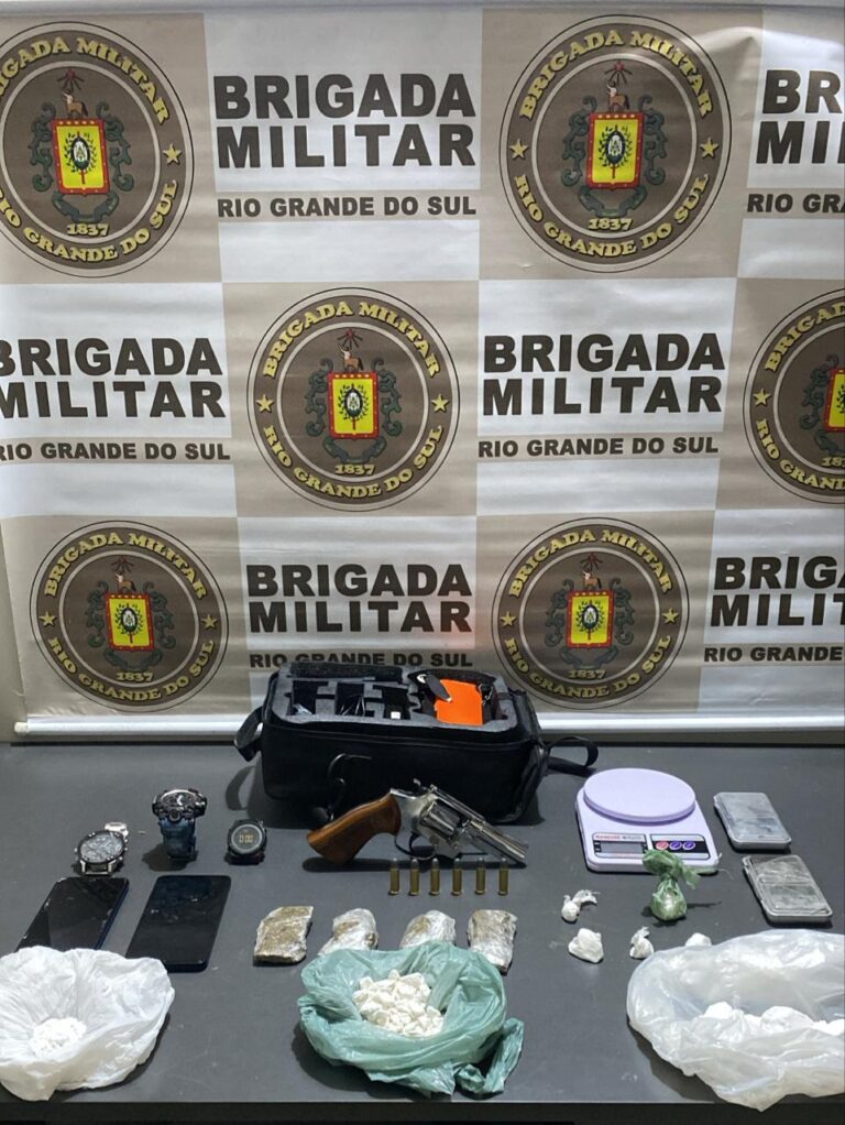 Homem é preso com arma, munições e drogas