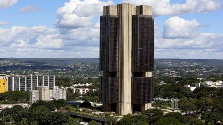 No 1º tombo de 2025, ‘prévia do PIB’ recua 0,7% em maio