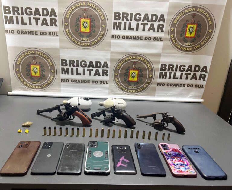 Cinco são presos com armas, munições e drogas