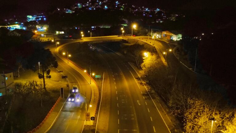 Prefeitura entrega nova iluminação na passarela do viaduto da RS-115