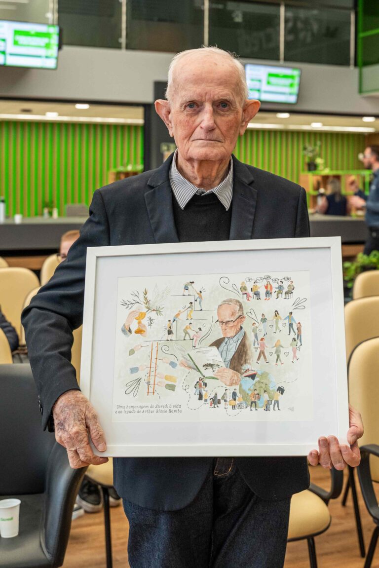 Sicredi Pioneira homenageia Arthur Rambo por legado ao cooperativismo