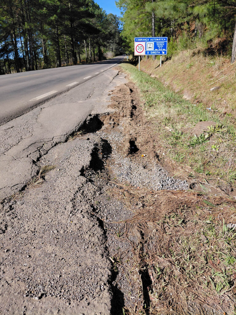 Acostamento difícil ali perto do pedágio