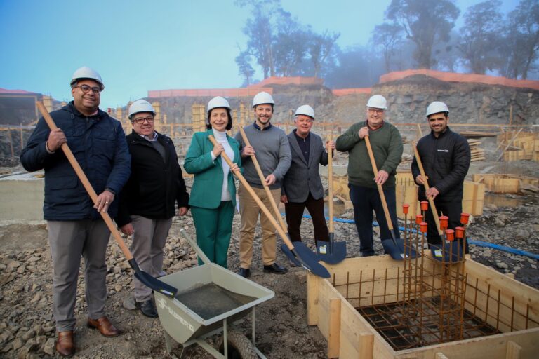 Prefeito e vice de Canela acompanham obras de novo hospital