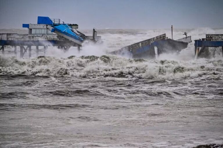 Píer desaba, casas são destelhadas e 200 mil ficam sem luz no RS