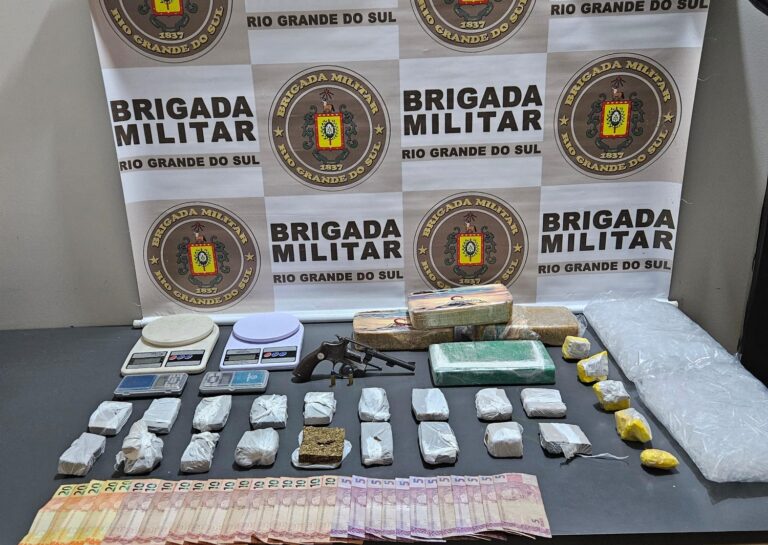 Mais de 6,8 quilos de drogas são apreendidos e quatro são presos