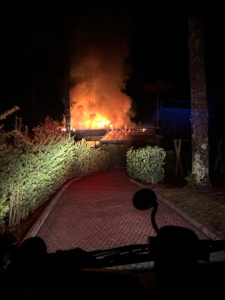 Incêndio atinge área em condomínio