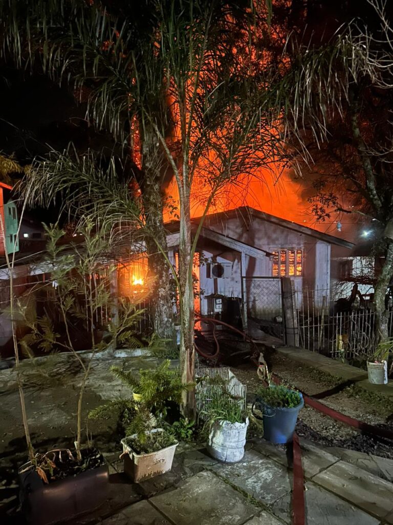 FOTOS: Incêndios em casa e veículo podem ter sido criminosos