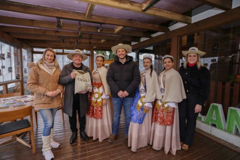 Prefeito recebe o secretário do Turismo do RS no gabinete e na Festa Colonial