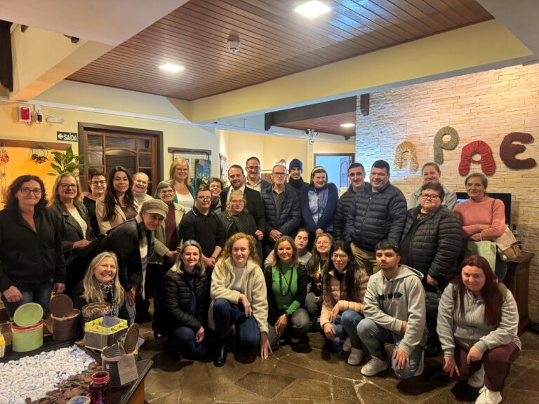 APAE de Gramado expõe trabalhos na Câmara durante Semana da Pessoa com Deficiência