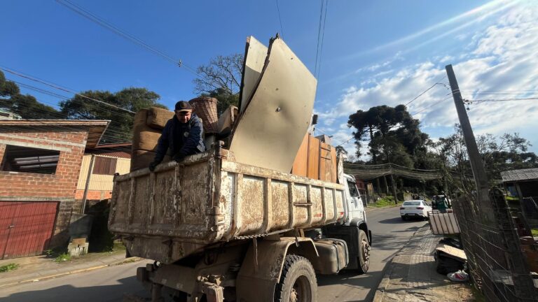 Bota-Fora recolhe 1,7 tonelada de resíduos no bairro Canelinha