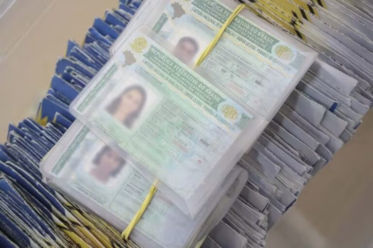 CNH do RS custa três salários-mínimos e é a mais cara do Brasil