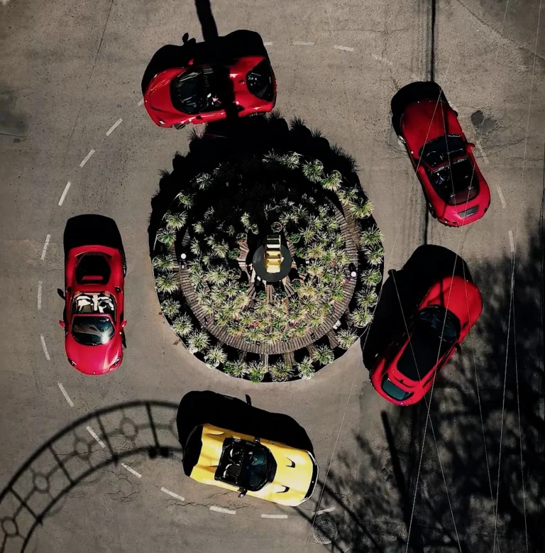 Desfile de carros da Ferrari agita ruas de Gramado e Canela