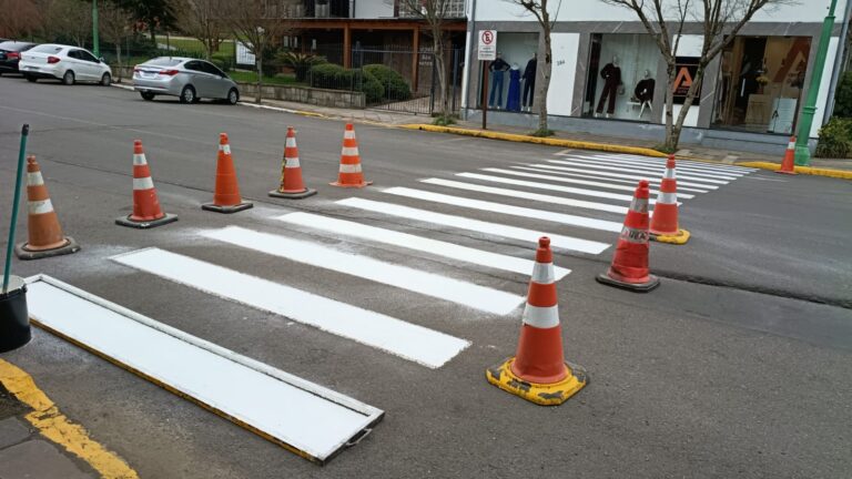 Gramado retoma pintura de faixas de segurança na área central