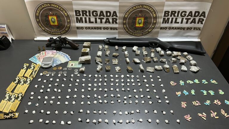 Três são presos por tráfico e porte ilegal de arma