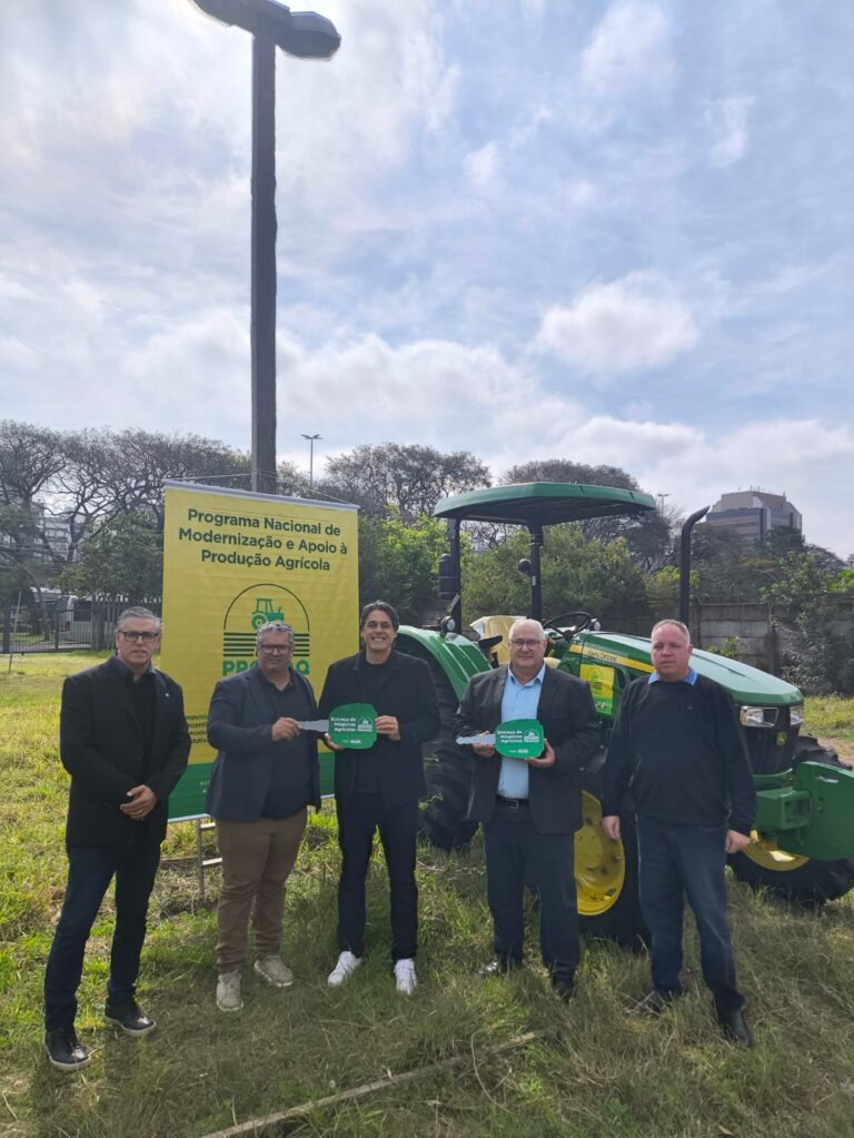 Canela recebe trator para reforçar Departamento de Agricultura
