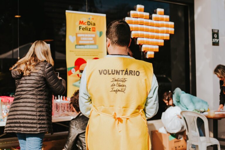 Voluntários do Instituto do Câncer Infantil em Gramado se mobilizam no McDia Feliz 2025