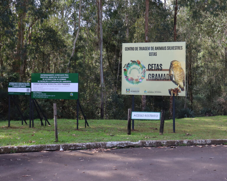 Parque dos Pinheiros recebe novas placas para o CETAS