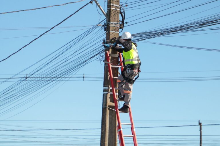 Operação Poste Limpo retira uma tonelada de fios no bairro São Lucas