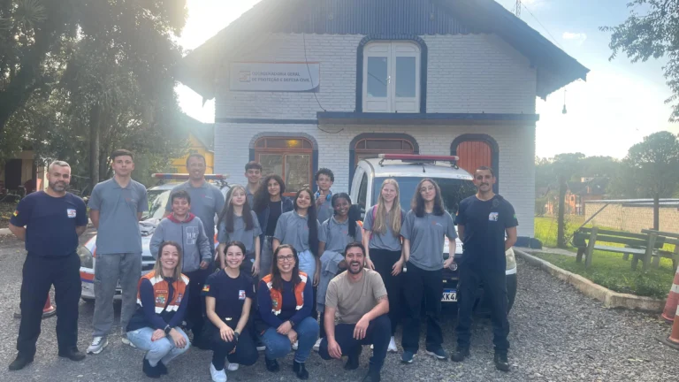 Vereadores Jovens realizam visita à Defesa Civil de Gramado