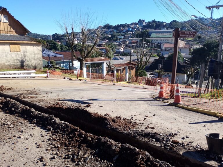 Obras da Corsan interditam ruas no bairro Piratini, em Gramado