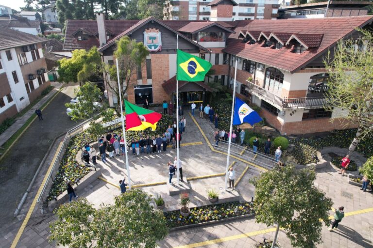 Hasteamento das bandeiras marca início da Semana da Pátria em Canela