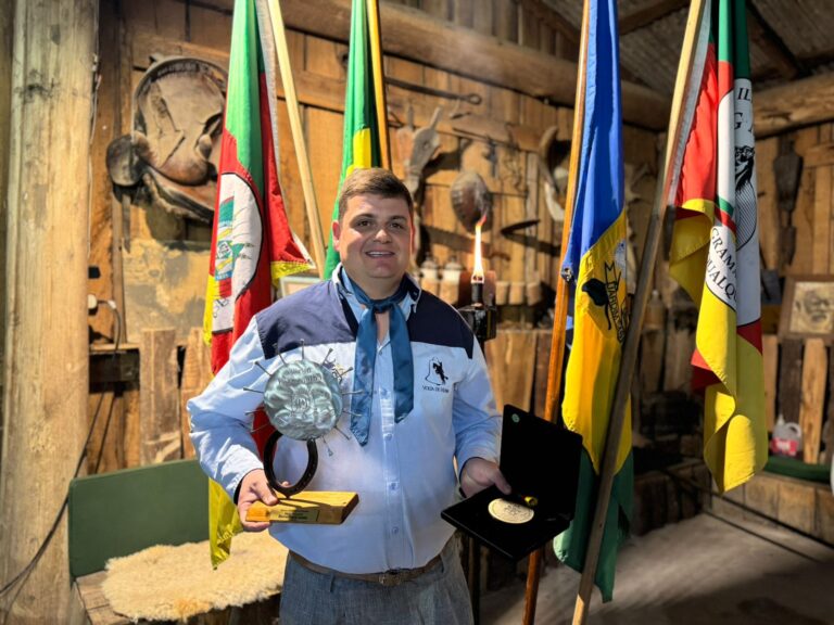 Benno Frank recebe Medalha Mérito Farroupilha em Gramado