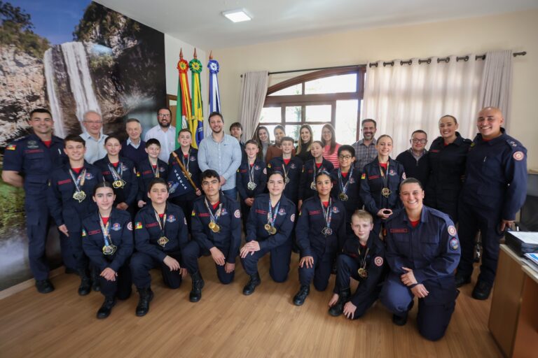 Bombeiros Mirins de Canela são homenageados na Prefeitura após conquista estadual