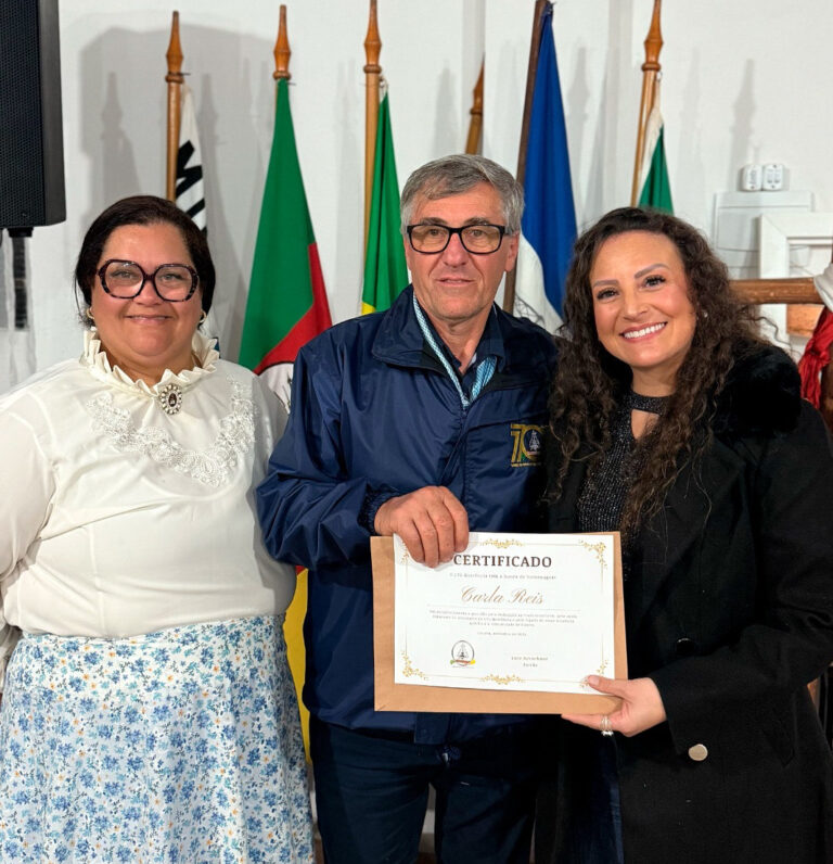 Carla Reis assume cadeira na Câmara de Canela e é homenageada