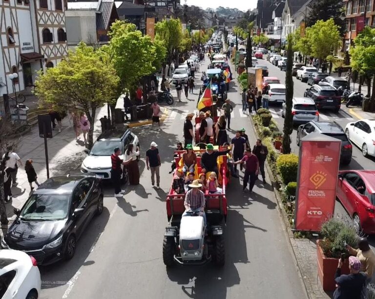 Mais de 50 tratores tomam a Borges de Medeiros na 1ª Oktoberfest Gramado